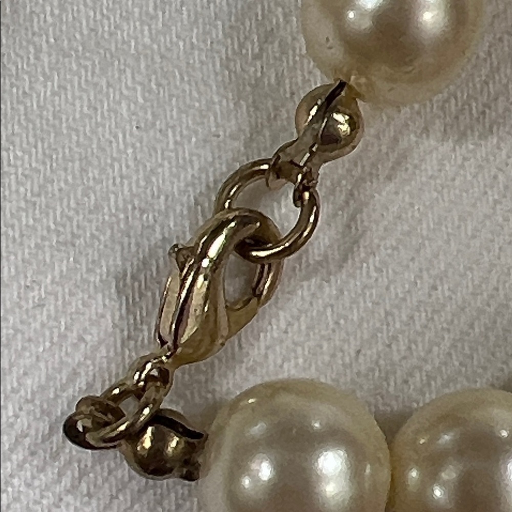 Elegant Pearl Necklace with Crystal Accents - Picture 4 of 5